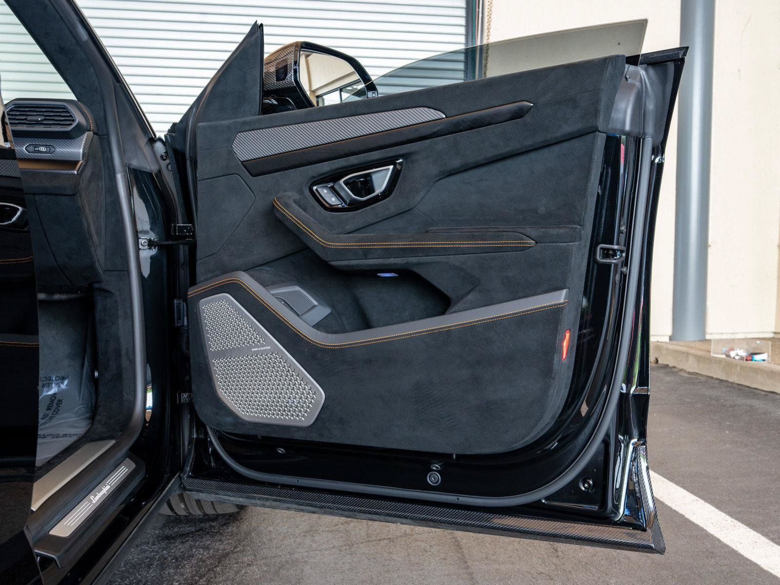Used 2024 Lamborghini Urus Performante AWD/4WD image 25
