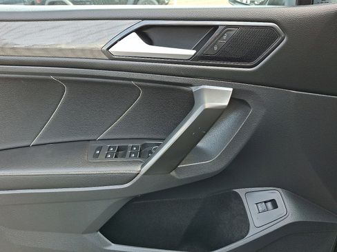 Used 2022 Volkswagen Tiguan SE image 12