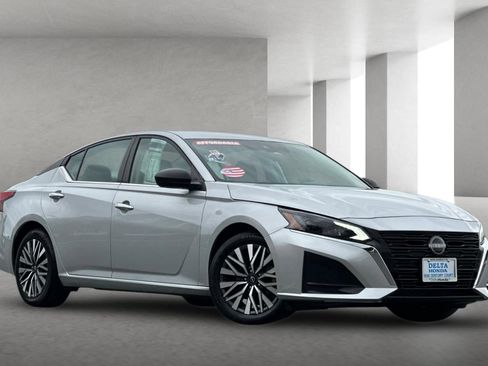 Used 2024 Nissan Altima 2.5 SV FWD image 1