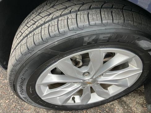 Used 2025 Chevrolet Malibu LT FWD image 2