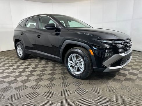 Used 2025 Hyundai Tucson SE image 2