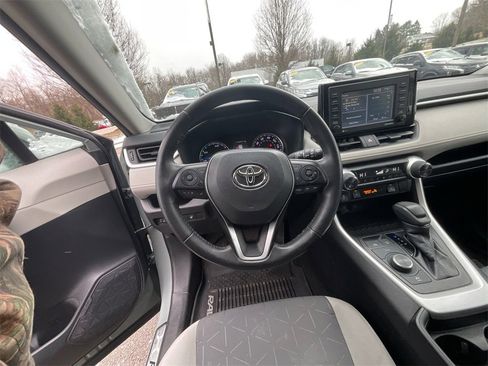 Used 2021 Toyota RAV4 XLE image 15