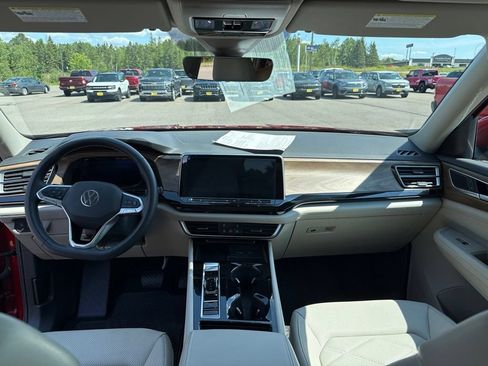 Used 2024 Volkswagen Atlas SE w/ Panoramic Sunroof Package AWD/4WD image 17