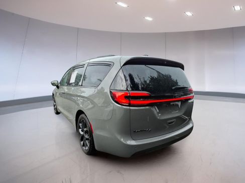 Used 2025 Chrysler Pacifica Limited FWD image 3