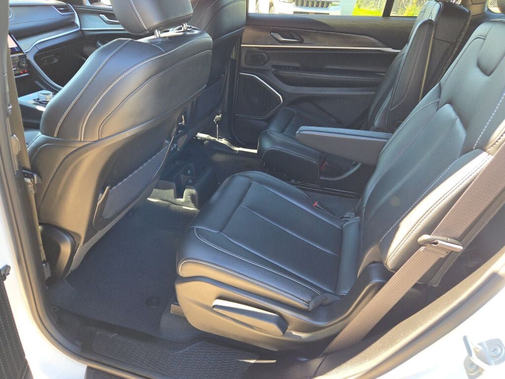 Certified 2025 Jeep Grand Cherokee L Limited w/ Black Appearance Package AWD/4WD image 23