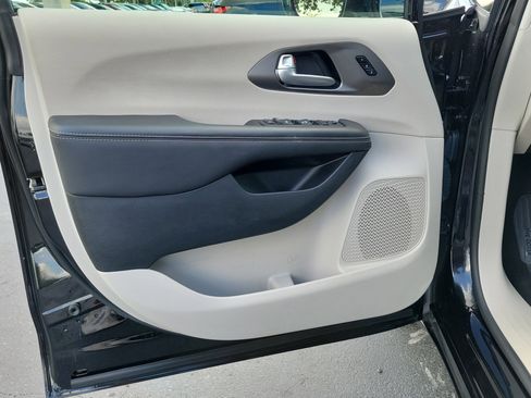 Used 2024 Chrysler Pacifica Touring-L FWD image 18