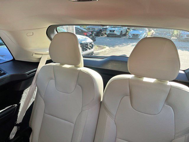 Used 2022 Volvo XC90 T5 Momentum w/ Climate Package FWD image 8