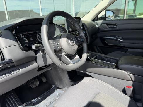 Used 2025 Nissan Pathfinder SV FWD image 29