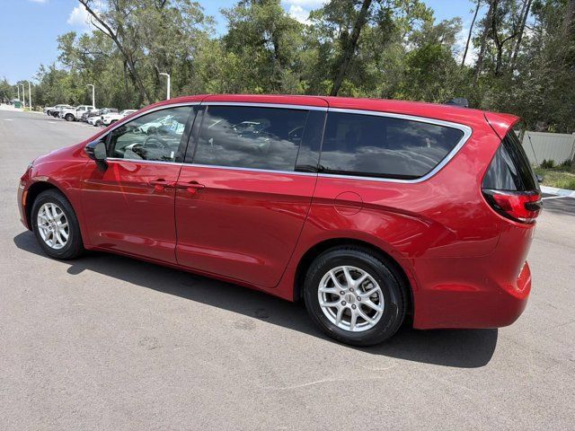 Used 2025 Chrysler Pacifica Select FWD image 4