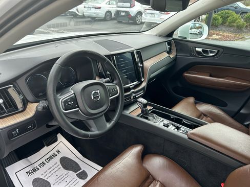 Used 2019 Volvo XC60 T5 Momentum w/ Multimedia Package image 10