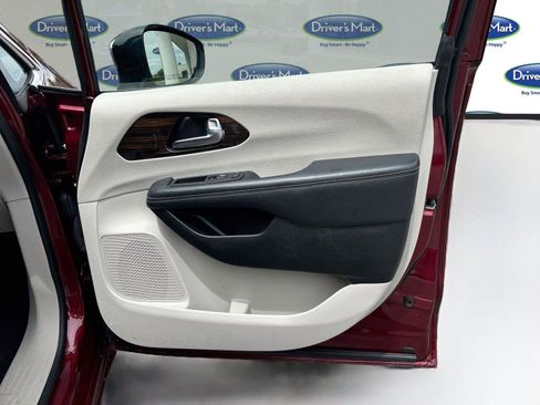 Used 2023 Chrysler Pacifica Limited FWD image 30