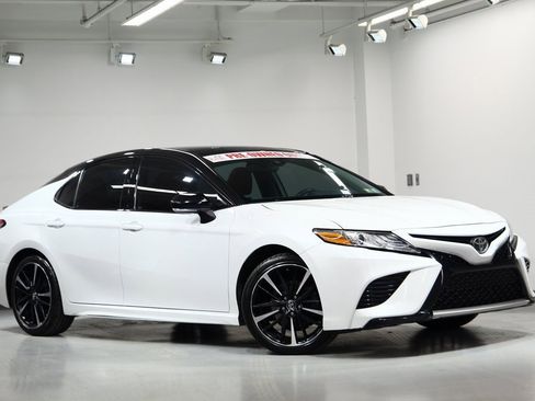 Used 2019 Toyota Camry XSE image 2