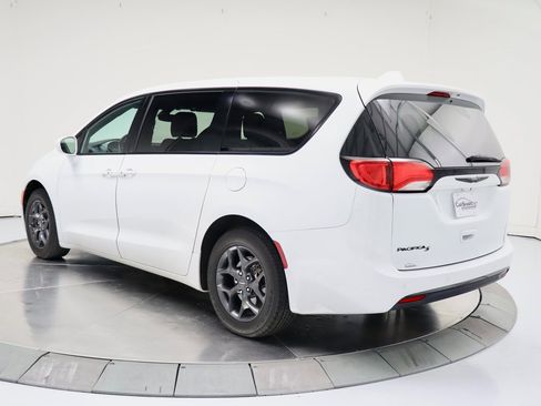 Used 2020 Chrysler Pacifica Touring w/ S Appearance Package image 3