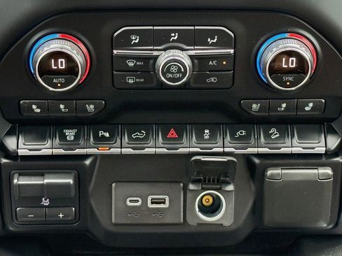 Used 2020 Chevrolet Silverado 3500 High Country w/ Gooseneck/5TH Wheel Package AWD/4WD image 26
