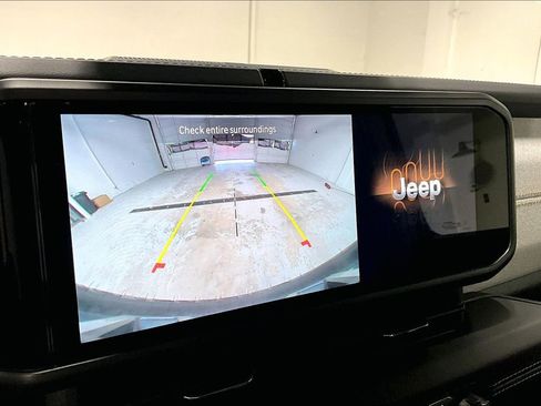 Used 2025 Jeep Wrangler Unlimited Sahara AWD/4WD image 30