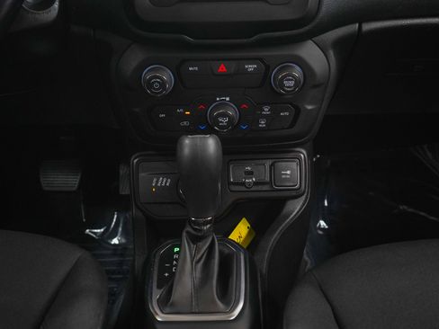 Used 2020 Jeep Renegade Latitude w/ Cold Weather Group AWD/4WD image 16