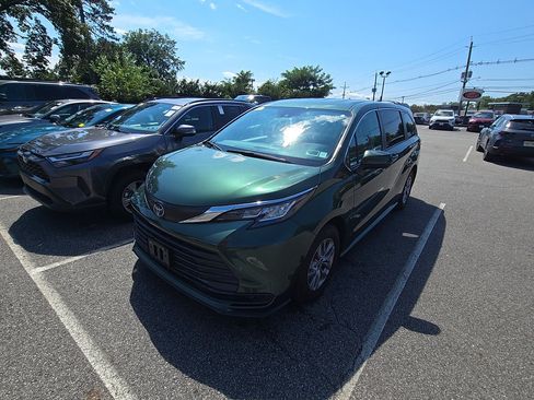 Used 2022 Toyota Sienna LE FWD image 3