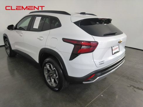 Used 2025 Chevrolet Trax LT w/ LT Convenience Package FWD image 7