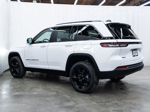New 2026 Jeep Grand Cherokee Limited w/ Limited Altitude Package image 4