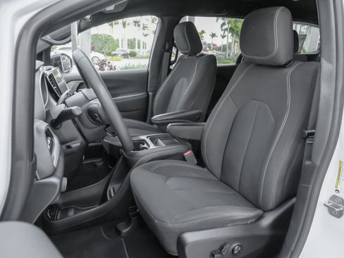 Used 2024 Chrysler Pacifica Touring FWD image 7
