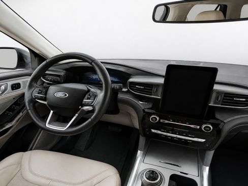 Certified 2023 Ford Explorer Platinum w/ Technology Package AWD/4WD image 15