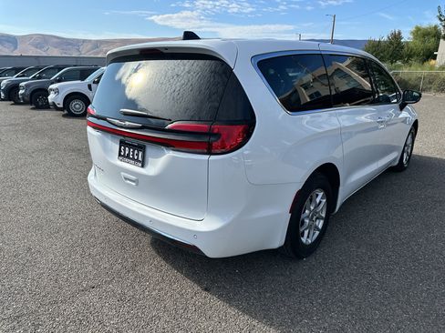 Used 2025 Chrysler Pacifica Select FWD image 5