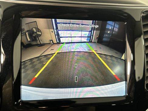 Used 2019 Jeep Cherokee Overland w/ Technology Group image 23