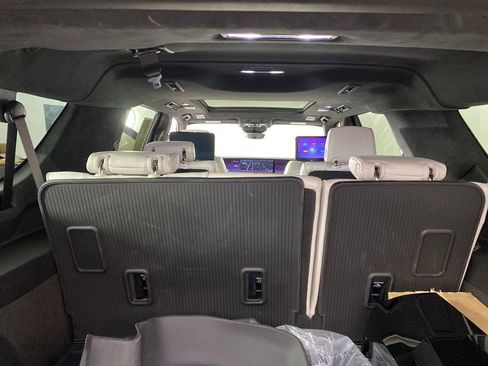 Used 2025 Cadillac Escalade ESV Sport Platinum w/ LPO, ONYX Package image 33