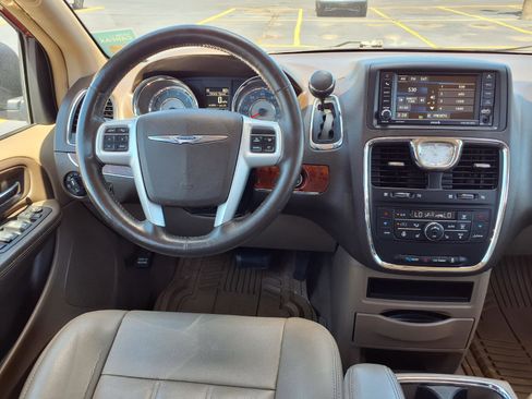 Used 2016 Chrysler Town & Country Touring w/ Driver Convenience Group FWD image 6