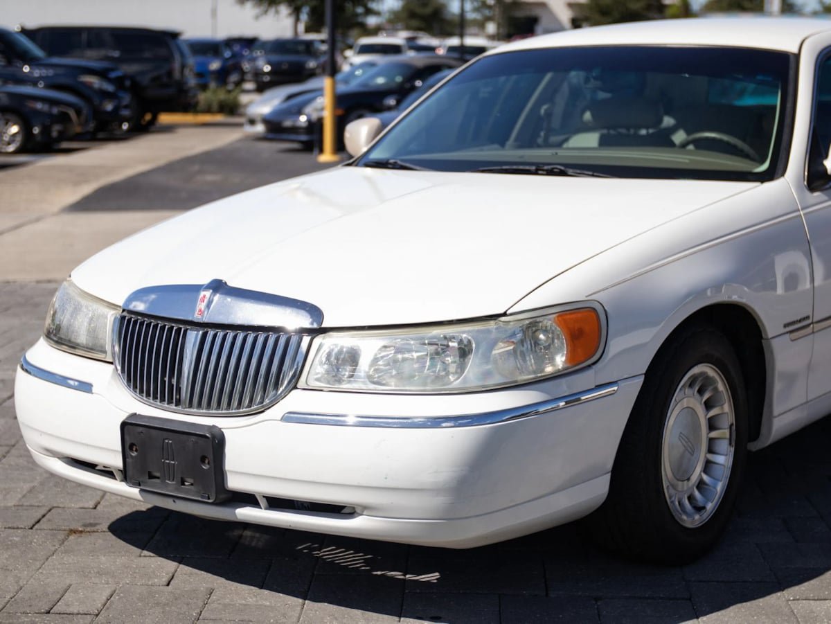 Used 2000 Lincoln Town Car Executive RWD image 5