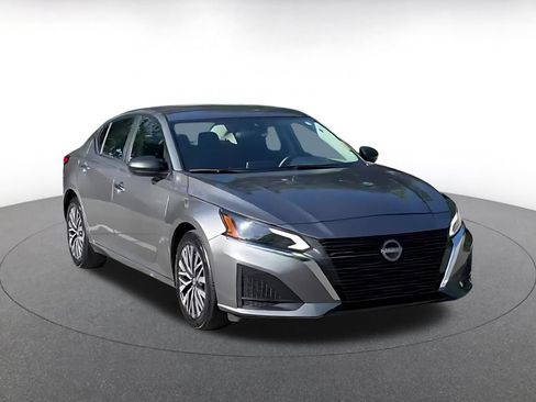 Used 2025 Nissan Altima 2.5 SV FWD image 2
