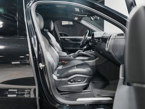 Used 2023 Porsche Cayenne w/ Premium Package image 35