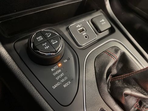 Used 2020 Jeep Cherokee Trailhawk w/ Comfort & Convenience Group image 23