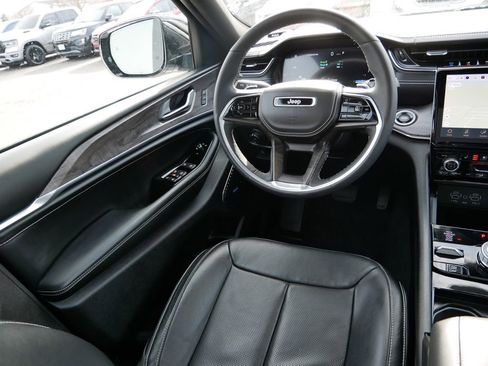 Used 2023 Jeep Grand Cherokee Overland AWD/4WD image 18