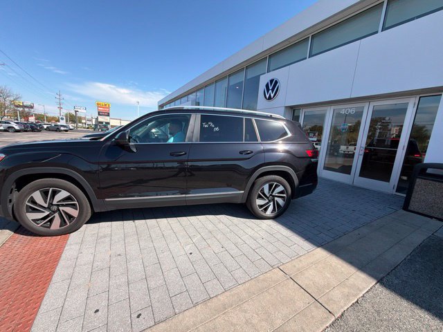 Used 2024 Volkswagen Atlas SEL AWD/4WD image 2