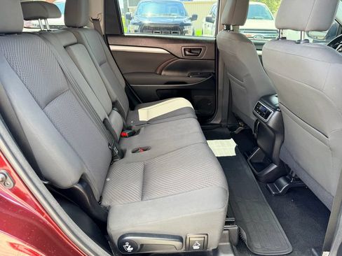 Used 2018 Toyota Highlander LE FWD image 16