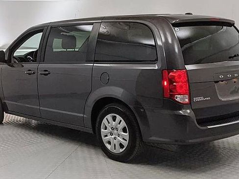 Used 2018 Dodge Grand Caravan SE w/ UConnect Hands-Free Group image 4