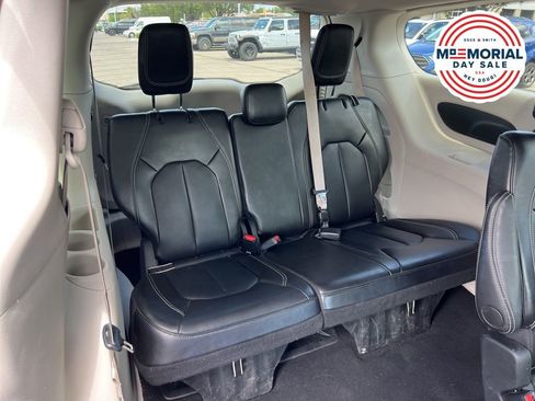 Used 2024 Chrysler Pacifica Touring-L FWD image 23