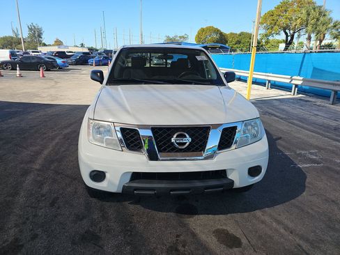 Used 2019 Nissan Frontier SV image 2