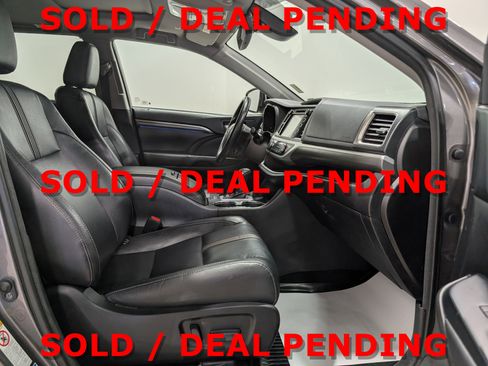 Used 2018 Toyota Highlander SE image 19