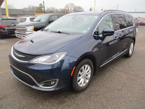 Used 2017 Chrysler Pacifica Touring-L image 3