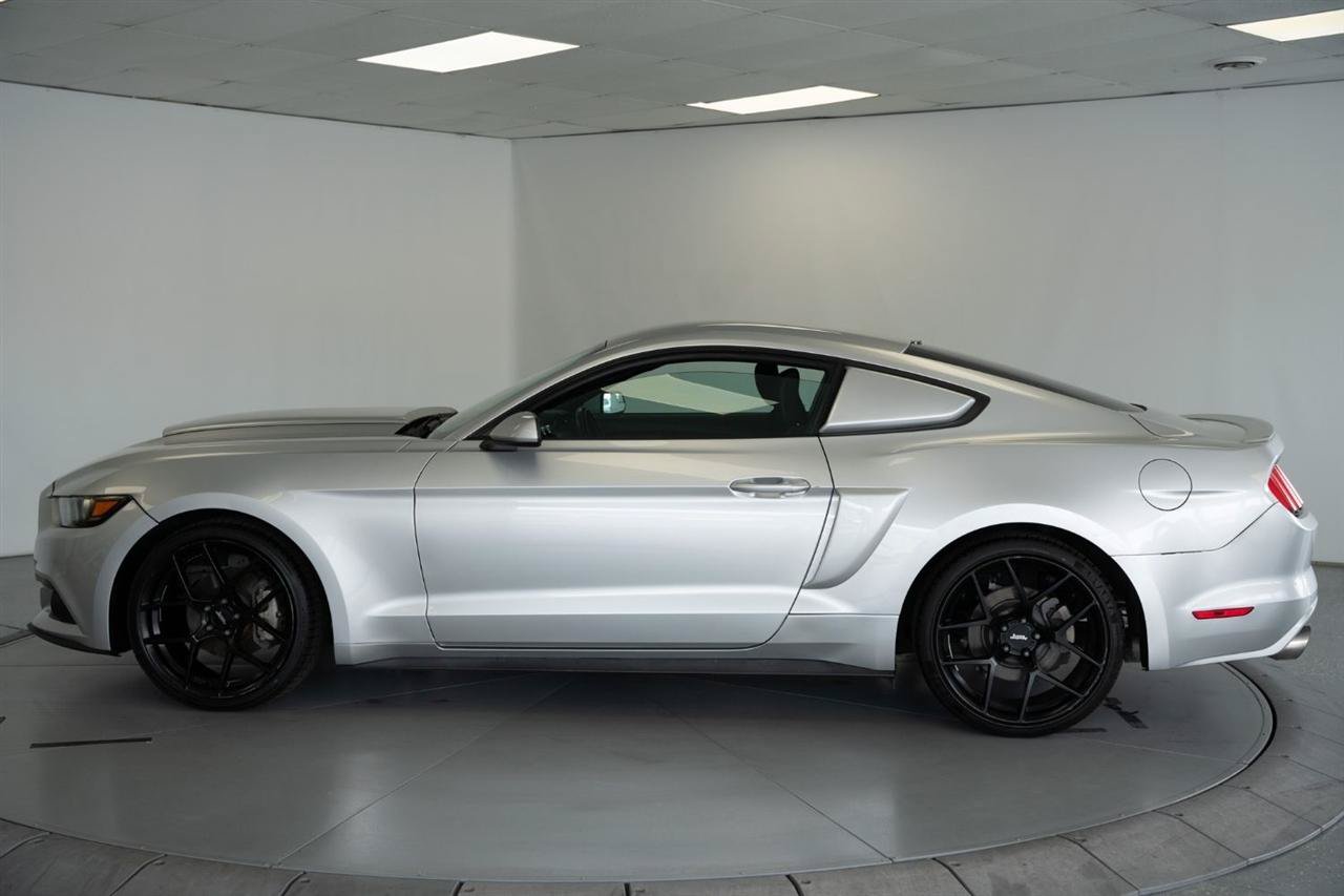 Used 2017 Ford Mustang Coupe RWD image 4
