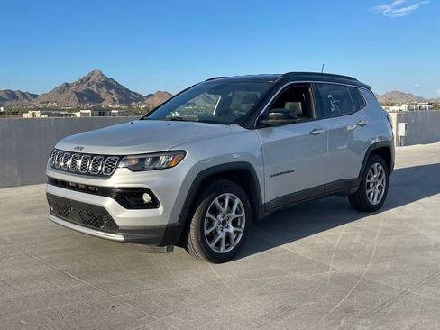 Used 2025 Jeep Compass Limited AWD/4WD image 2
