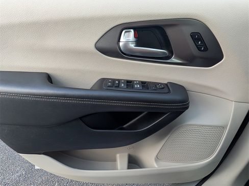 Used 2024 Chrysler Pacifica Touring-L image 22