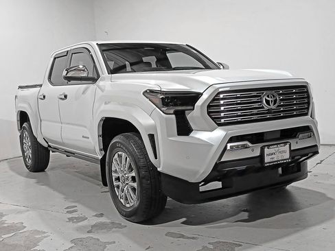 Used 2025 Toyota Tacoma Limited AWD/4WD image 33