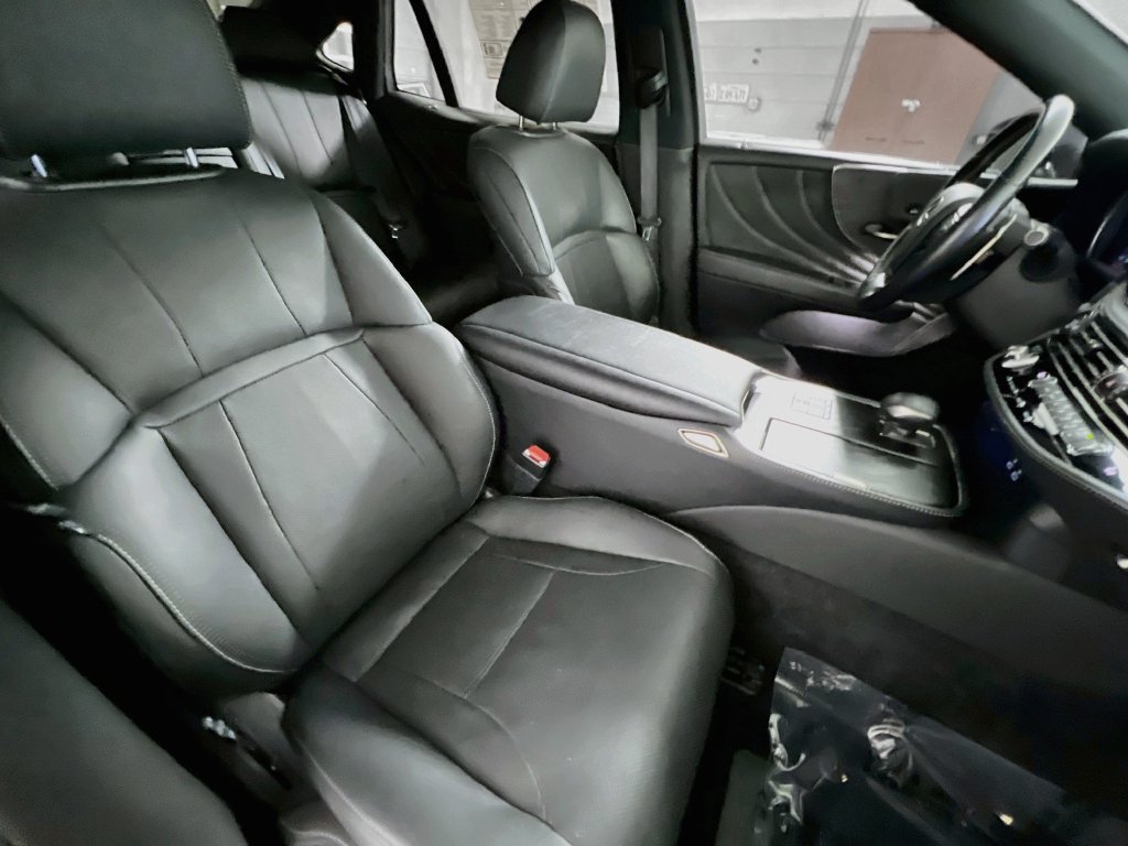 Used 2023 Lexus LS 500 w/ Accessory Package (Z2) RWD image 28