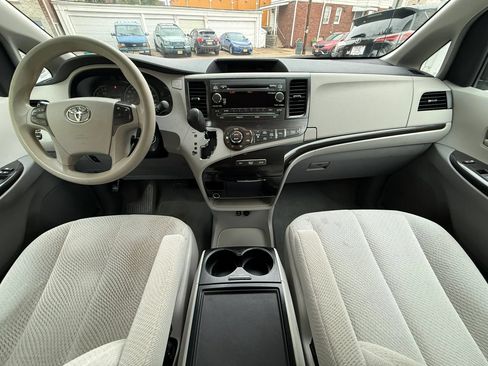Used 2014 Toyota Sienna LE AWD/4WD image 23