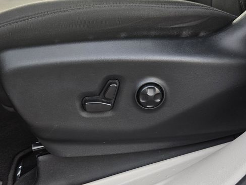 Used 2023 Chrysler Voyager LX image 26