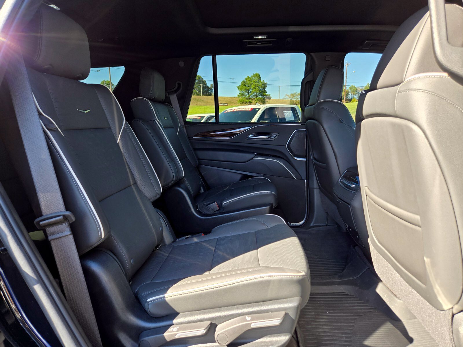 Used 2024 Cadillac Escalade Premium Luxury AWD/4WD image 20