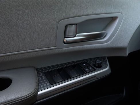 Used 2025 Toyota Sienna XLE FWD image 26
